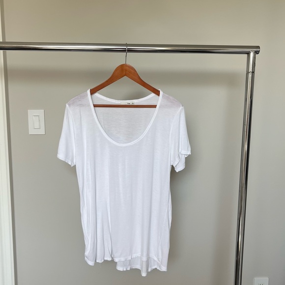 Aritzia White T-Shirt - Picture 1 of 2